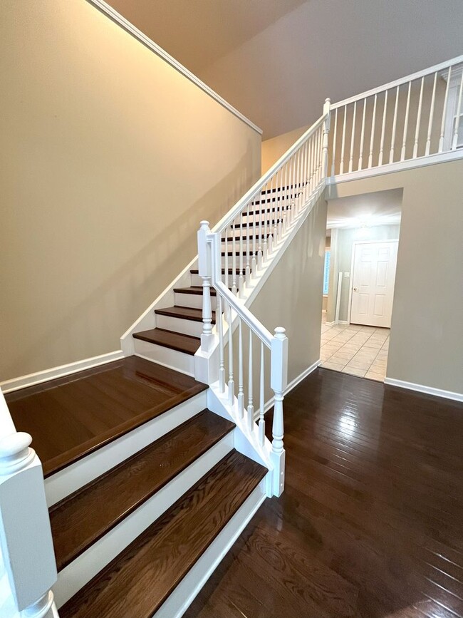 Building Photo - Gorgeous 3-bedroom, 3 full-bath townhouse