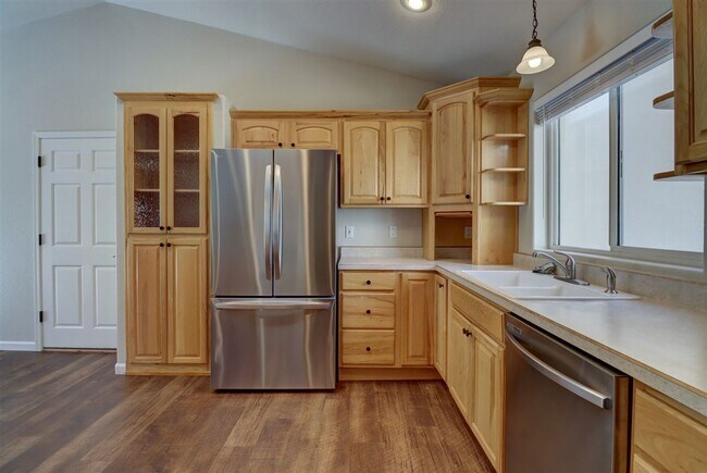Building Photo - Immaculate 3 bedroom, 2 bath home in Presc...