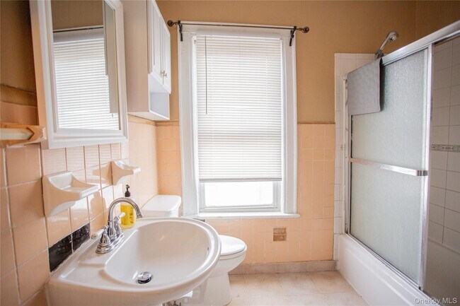 Building Photo - 249 E Walnut St