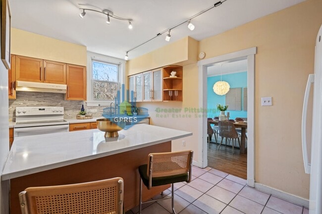 Building Photo - Spacious 3-Bedroom Home w/ Parking & Centr...