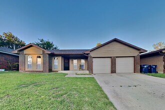 Building Photo - 640 N Markwell Ave