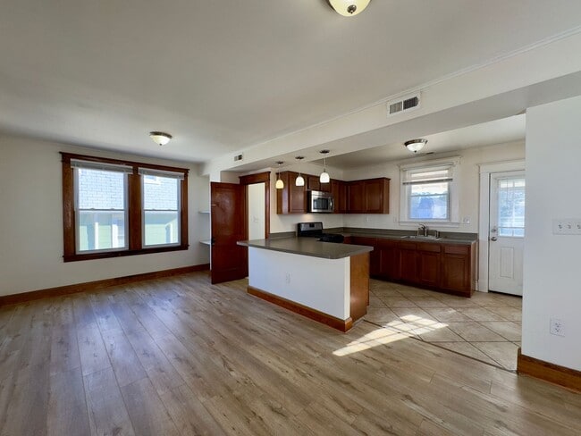 Building Photo - Fantastic 3-Bedroom Overlea Home with Open-Floor Plan!