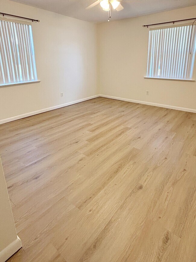 Building Photo - 401 Crystal Ln