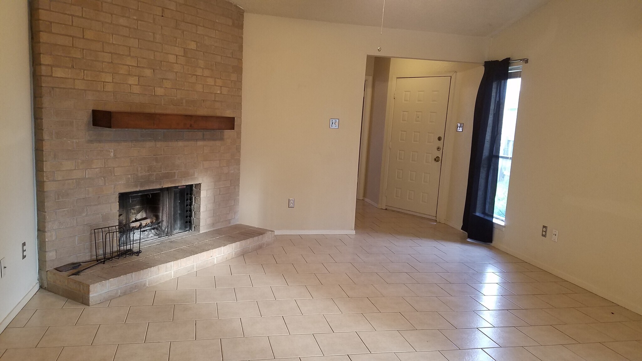 family room looking at front door - 2007 Old W Pl