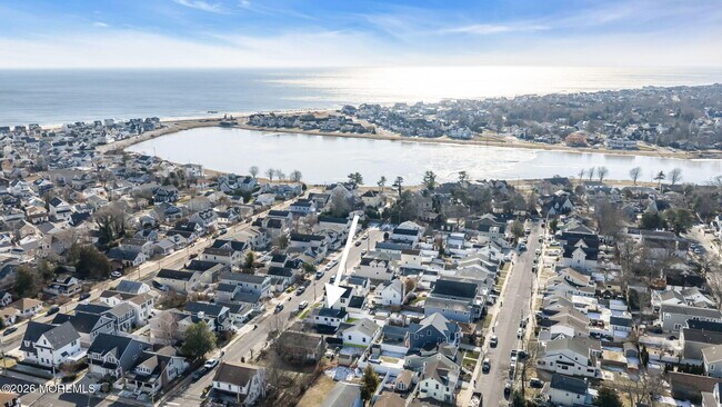 Building Photo - 1807-1809 Laurel Terrace