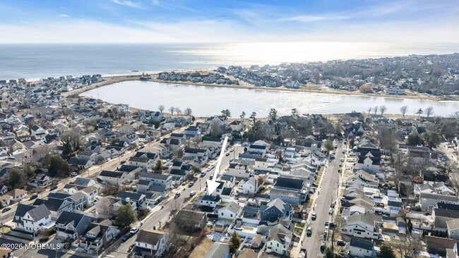 Building Photo - 1807 Laurel Terrace