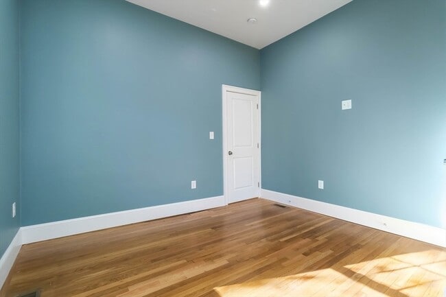 Building Photo - 51 Mansfield St