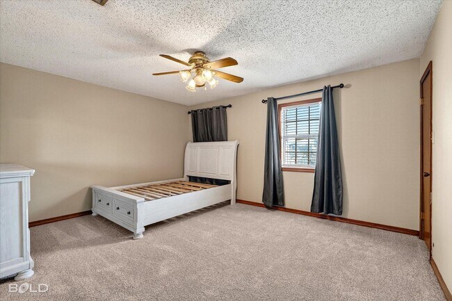 Building Photo - Harts Landing - Right next to the pool! One month half off rent!