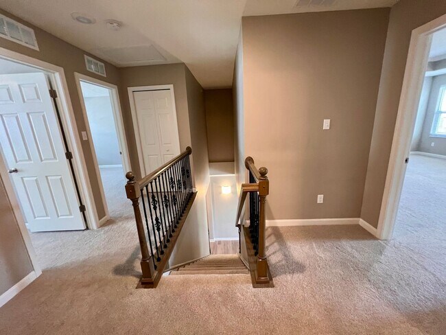 Building Photo - 2105 Canterbury Dr