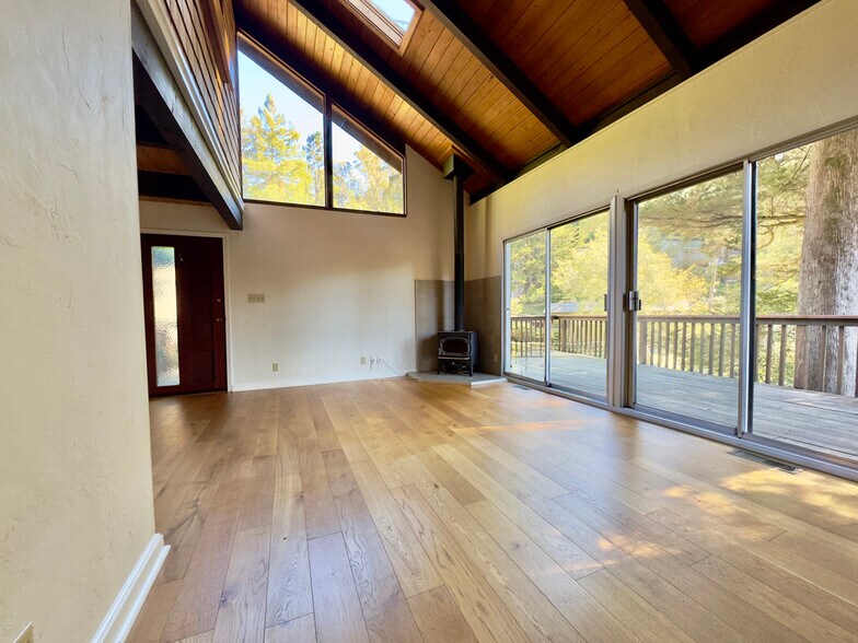 Building Photo - 6583 Valley View Rd