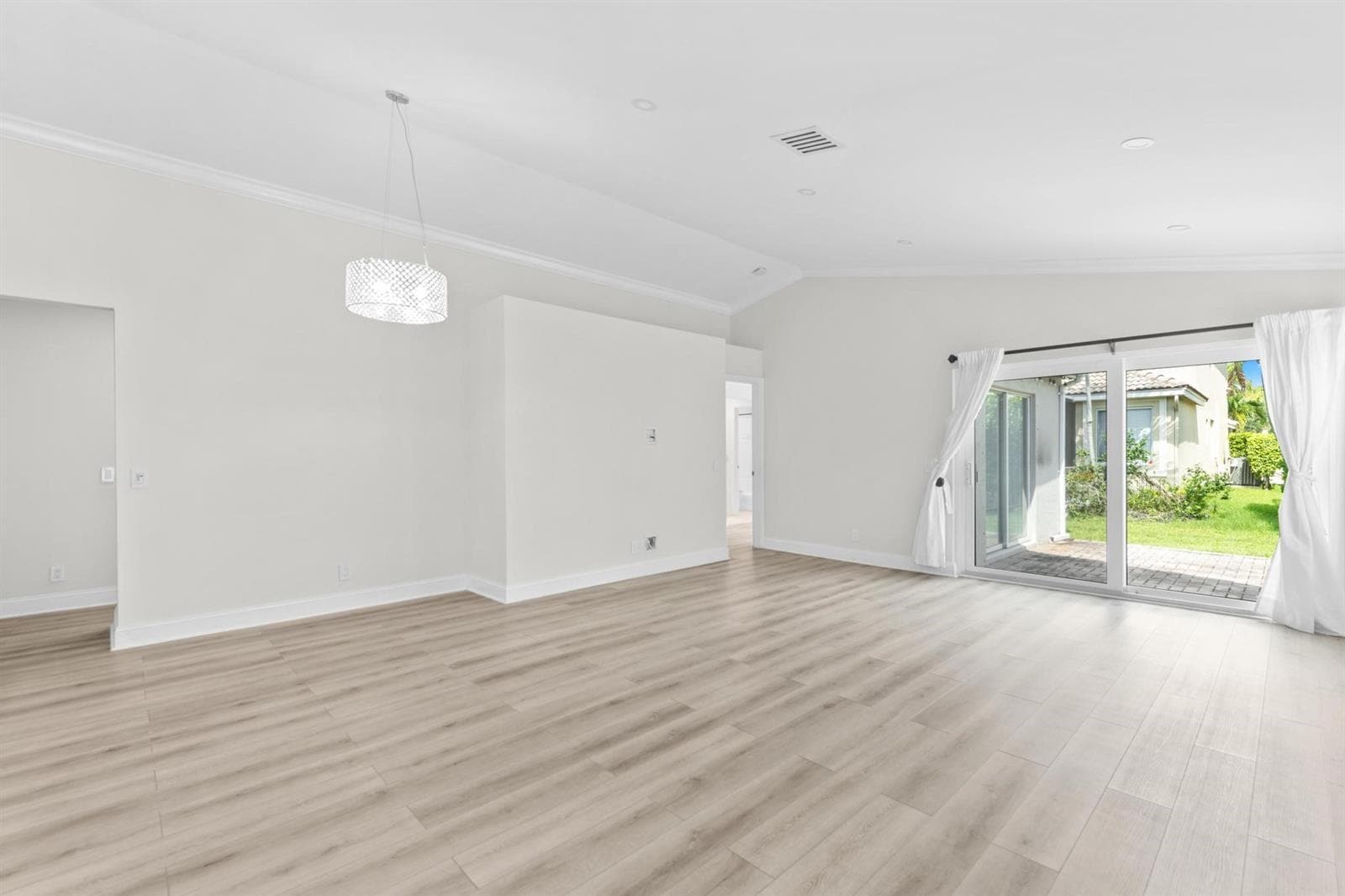 Building Photo - 1425 Majesty Ter