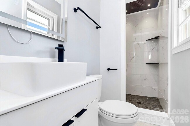 Building Photo - 526 Julia Ave