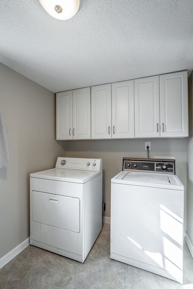 Building Photo - 2 Bedroom, 1 Bath in North Shore zoned for...