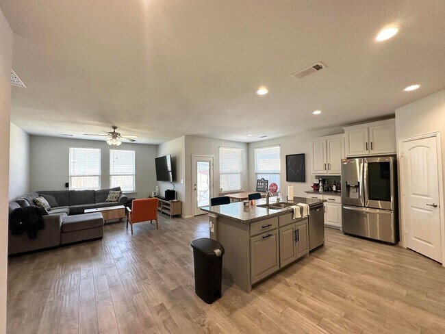 Building Photo - 4 Bed 2 Bath For Rent