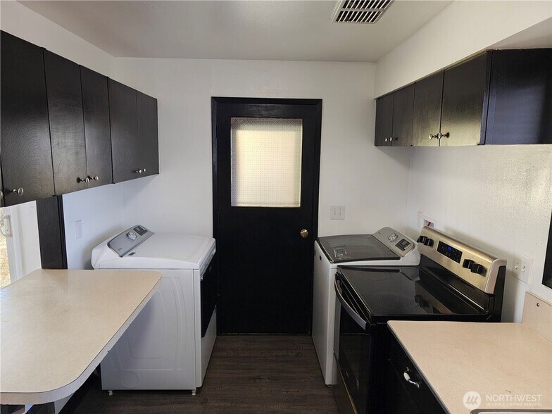 Building Photo - 207 March Dr NE