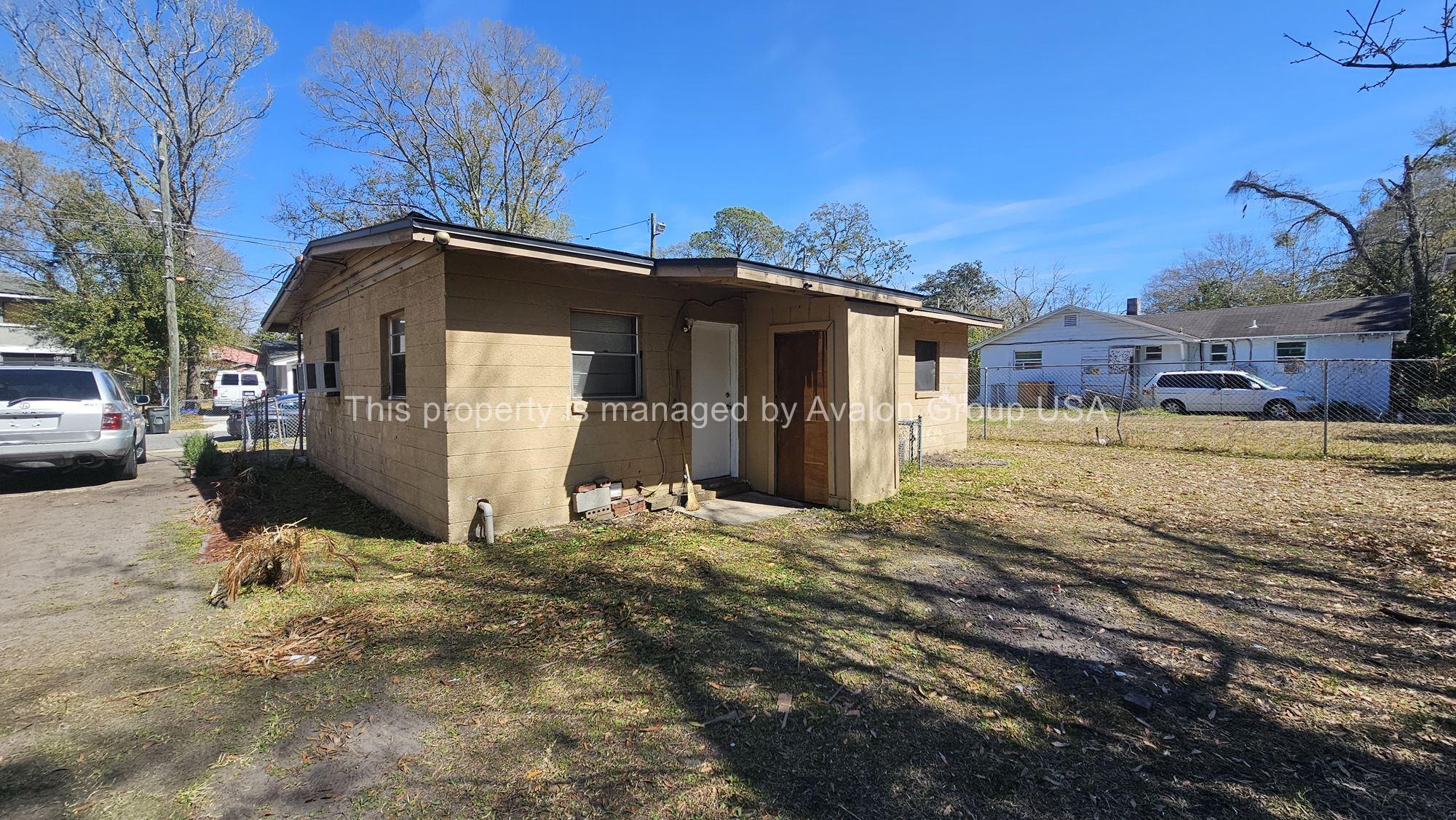 Building Photo - 1560 W 6th St