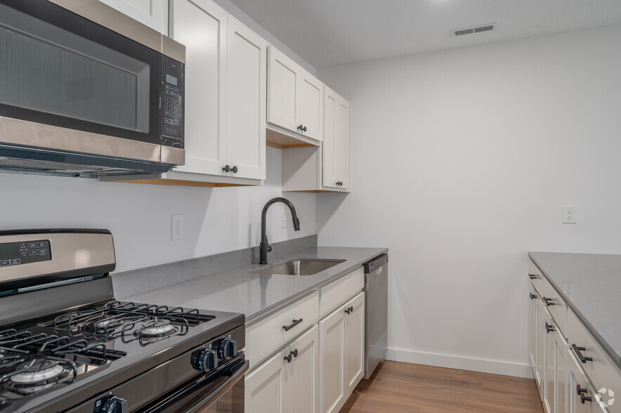 2 BD, 1.5 BA - 950SF - Kitchen - Willowood Apartments