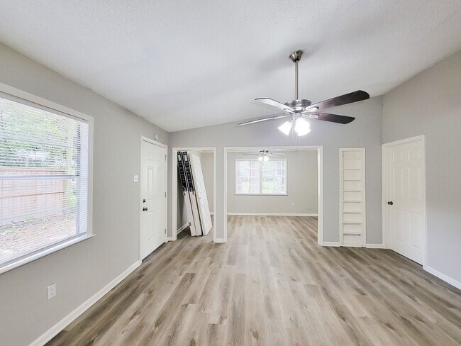 Building Photo - REMODELED AND UPDATED 4 BEDROOM 2 BATH LEA...