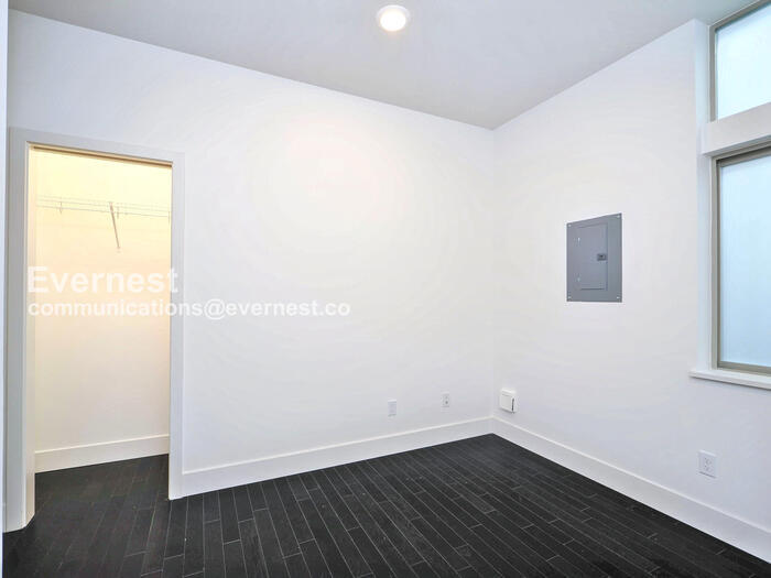 Building Photo - 2618 Eastlake Ave E