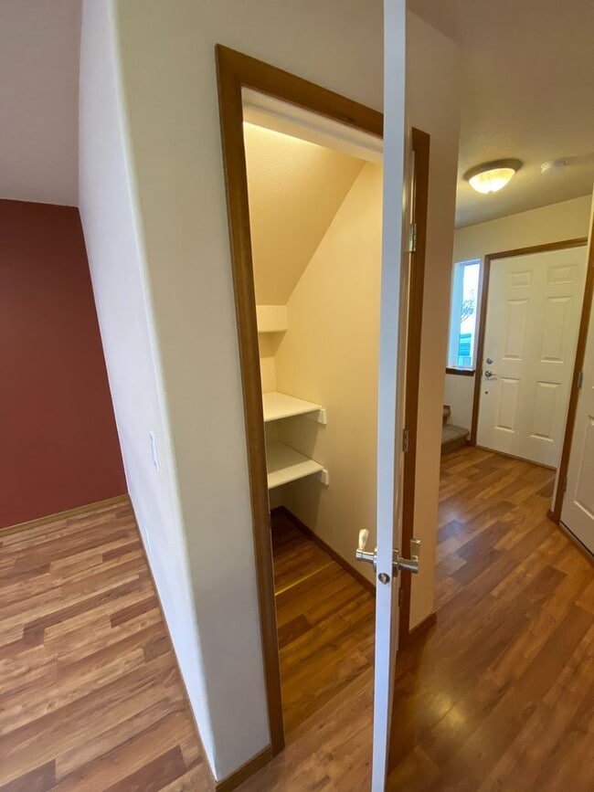 Building Photo - Centrally Located Townhouse w/ Single Car Garage!