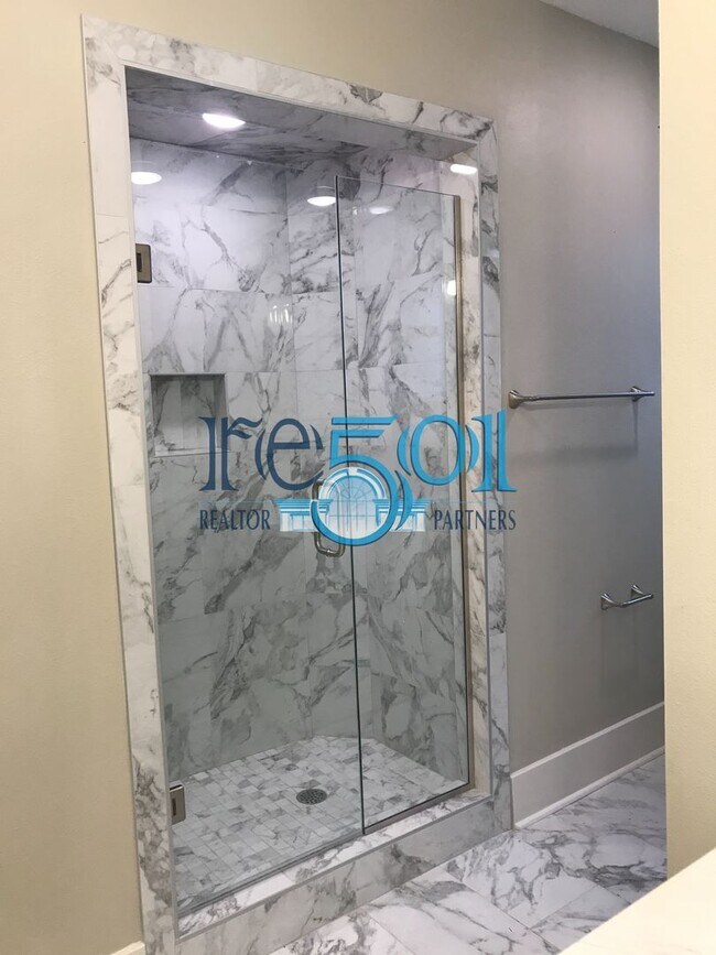 Building Photo - *New Price*  Newly Renovated Immaculate Co...