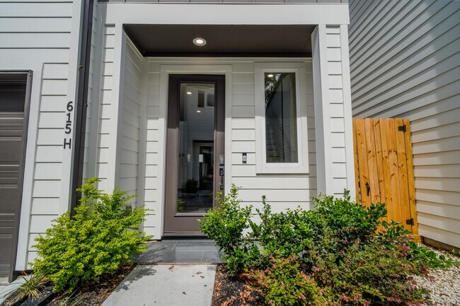 Building Photo - Modern Comfort in a Prime Location