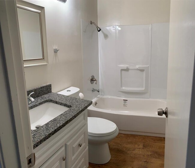 Building Photo - 516 San Saba St