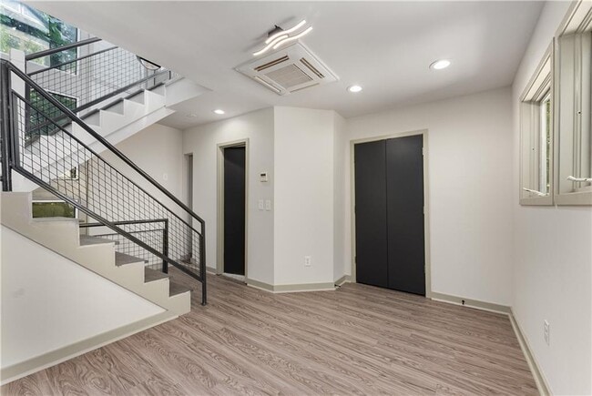 Building Photo - 335 Eureka Dr NE