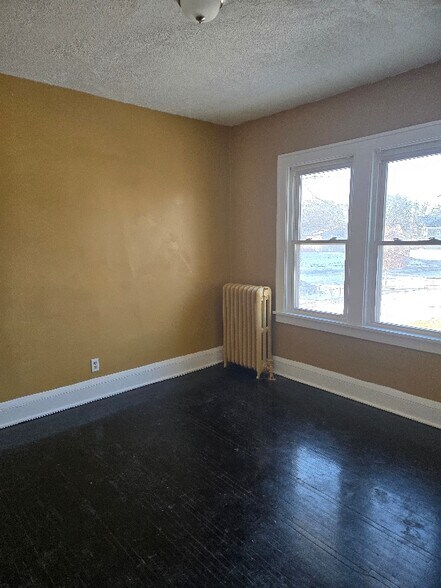 Building Photo - 716 Elwood Ave N