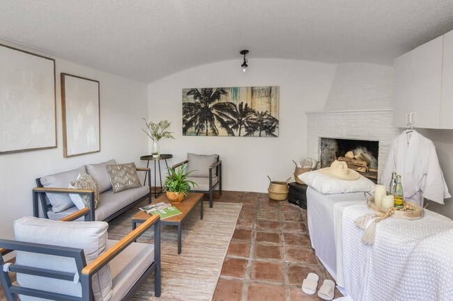 Building Photo - 3828 Alomar Dr