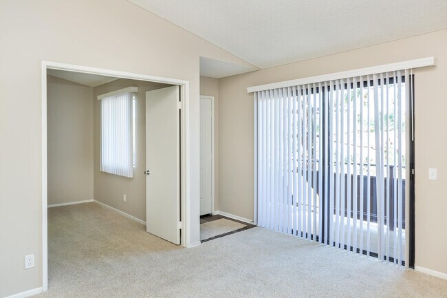 Building Photo - Emerald Court Apartment Homes
