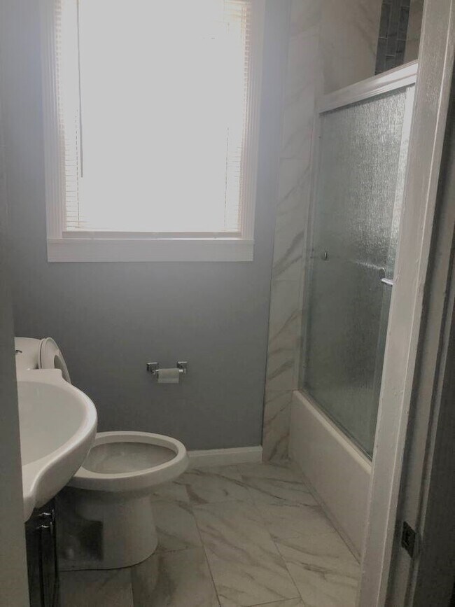 Building Photo - 3445 Juneway-4-Master bathroom Available $900