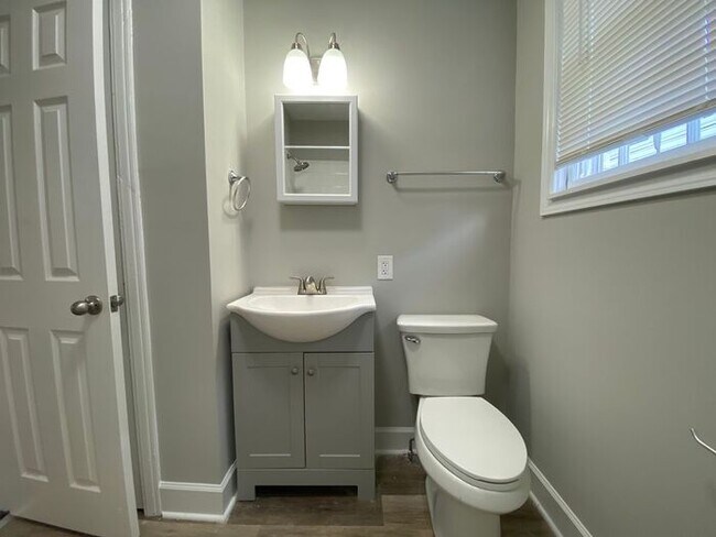 Building Photo - Spacious Renovated Duplex in East Nashville