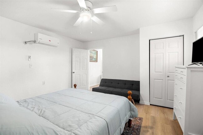 Building Photo - 8825 Oak St