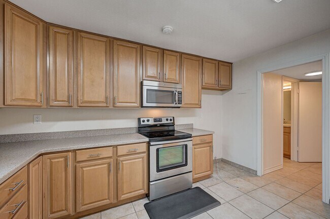 Building Photo - 578 Tam O Shanter