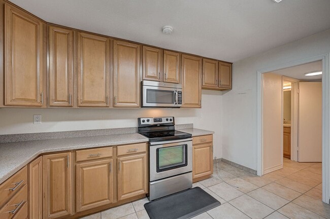Building Photo - Beautiful 2 Bedroom Townhome in Guard-Gated Community – Prime Location!