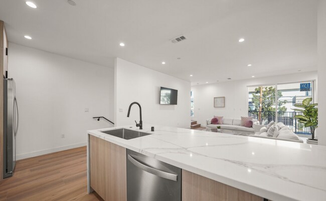 Building Photo - RECENTLY RENOVATED TOWNHOME | 5 BED 5 BATH | PRIVATE ROOFTOP DECK |  PET FRIENDLY | SPACIOUS BEDR...