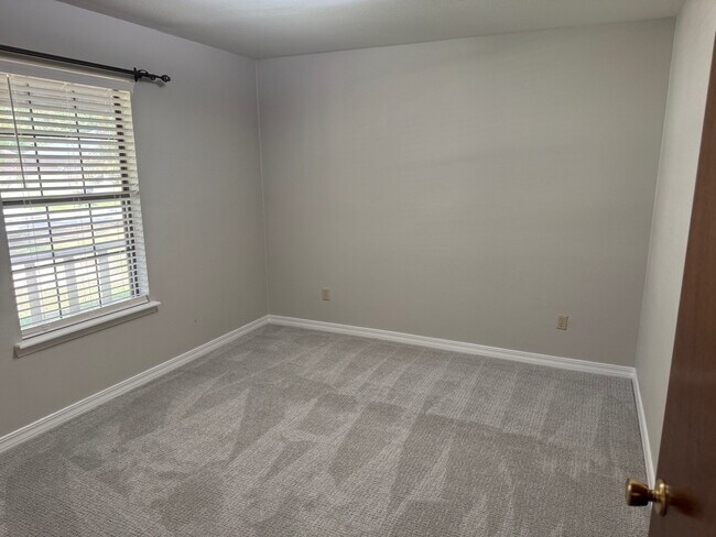 Building Photo - 107 Carriage Square Dr