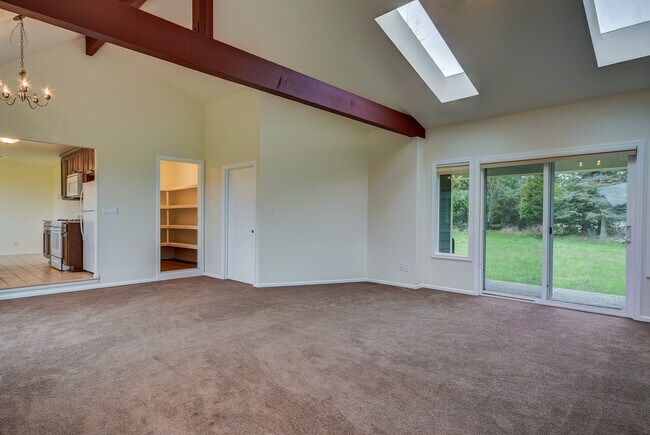 Building Photo - 4 Bedroom House in Coupeville