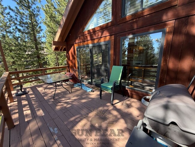 Building Photo - 2 Bedroom Duplex in Tyrolia! Summer pool!