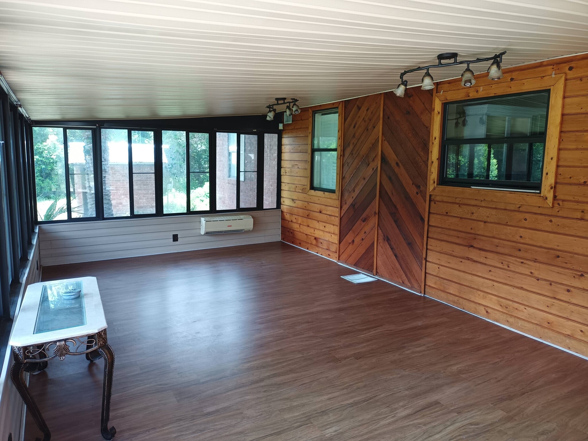 Building Photo - 471 Logan Ave