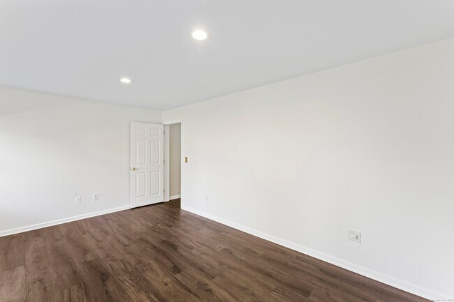 Building Photo - 601 Larson Dr