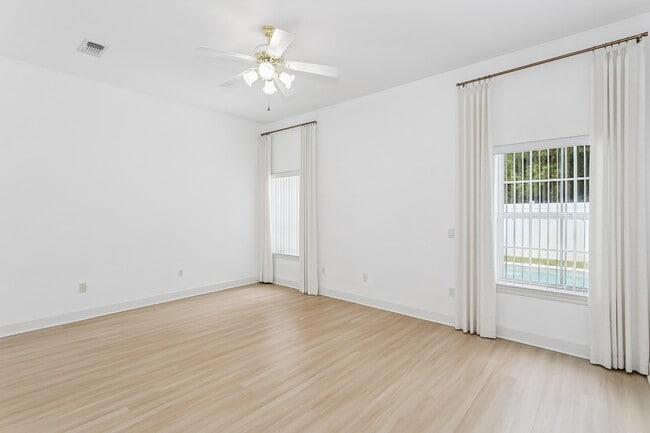 Building Photo - 5930 Hermitage Dr