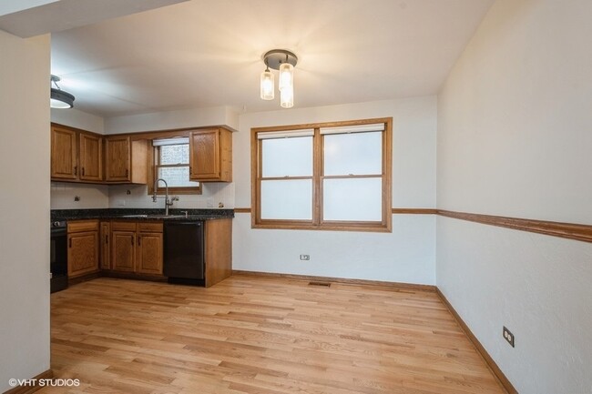 Building Photo - 7411 N Claremont Ave