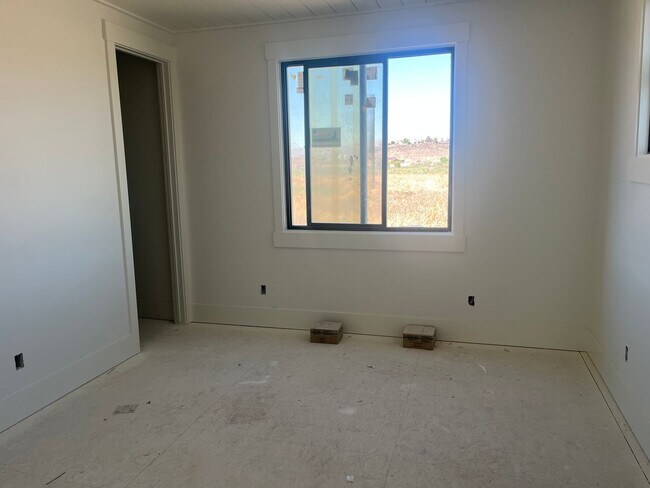 Building Photo - Gorgeous 6 bedroom with Pool and RV Garage