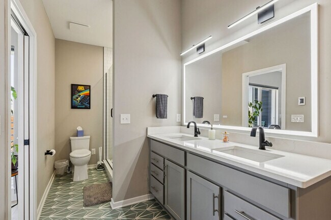 Building Photo - 412 W Shoreline Dr