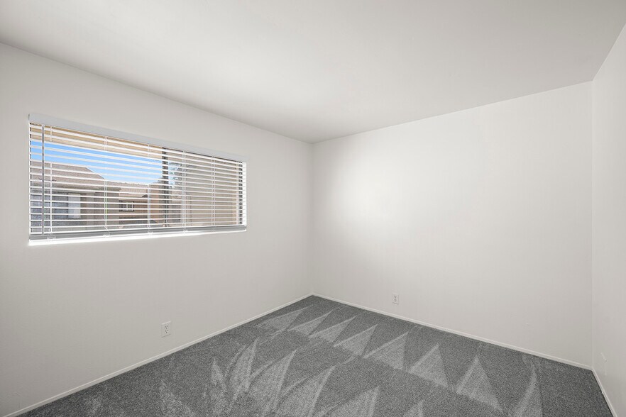 Building Photo - 3216 Caminito Eastbluff