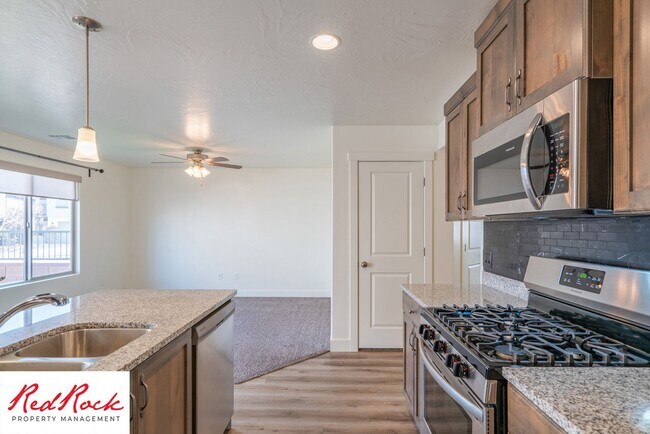 Building Photo - Adorable Stand Alone 4 Bedroom Corner Unit with Fully Fenced Backyard. Small Dogs Welcome.