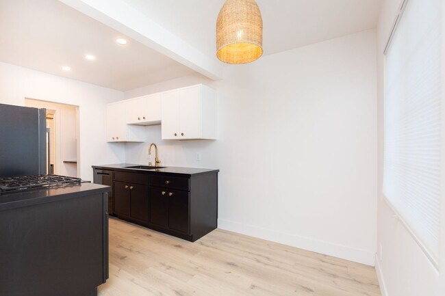 Building Photo - Stylishly Remodeled 1 Bed/1Bath in Crown P...