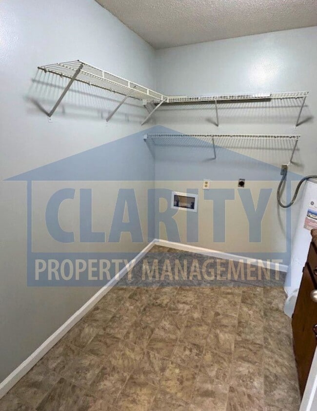 Building Photo - Great one level home with double garage!